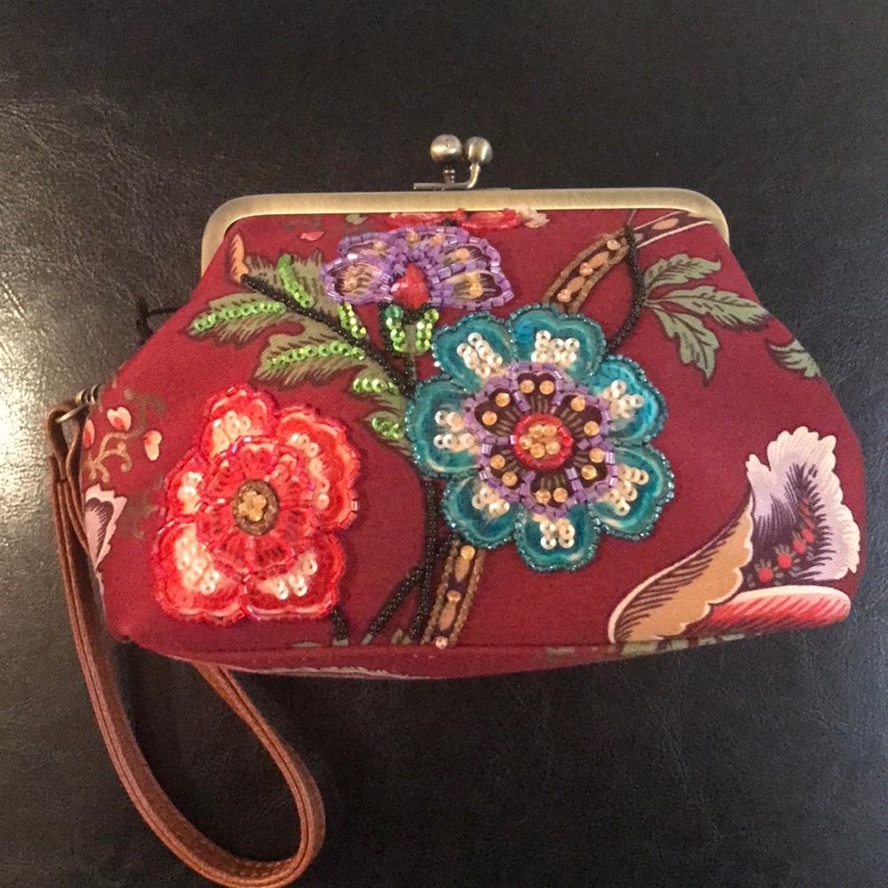 ❤️NWT ❤️Rose Red Clutch